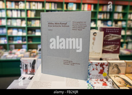 Munich, Allemagne. 8 janvier, 2016. Le premier des deux volumes de l'édition annotée de 'Hitler, Mein Kampf - une édition critique' sont présentés sur une table dans le Lehmkuhl bookshop . L 'Institut fuer Zeitgeschichte" (Institut pour l'histoire contemporaine) présente le jour de la publication, l'édition annotée de l'original 1924 publication de la brochure inflammatoire 'Mein Kampf', écrit par Adolf Hitler national-socialiste. Dpa : Crédit photo alliance/Alamy Live News Banque D'Images