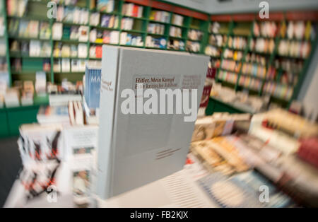 Munich, Allemagne. 8 janvier, 2016. Le premier des deux volumes de l'édition annotée de 'Hitler, Mein Kampf - une édition critique' sont présentés sur une table dans le Lehmkuhl bookshop . L 'Institut fuer Zeitgeschichte" (Institut pour l'histoire contemporaine) présente le jour de la publication, l'édition annotée de l'original 1924 publication de la brochure inflammatoire 'Mein Kampf', écrit par Adolf Hitler national-socialiste. Dpa : Crédit photo alliance/Alamy Live News Banque D'Images