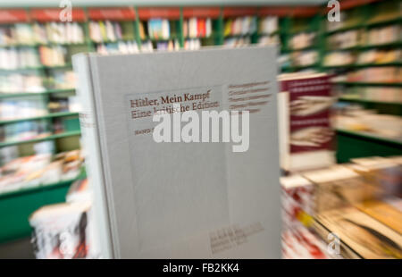 Munich, Allemagne. 8 janvier, 2016. Le premier des deux volumes de l'édition annotée de 'Hitler, Mein Kampf - une édition critique' sont présentés sur une table dans le Lehmkuhl bookshop . L 'Institut fuer Zeitgeschichte" (Institut pour l'histoire contemporaine) présente le jour de la publication, l'édition annotée de l'original 1924 publication de la brochure inflammatoire 'Mein Kampf', écrit par Adolf Hitler national-socialiste. Dpa : Crédit photo alliance/Alamy Live News Banque D'Images