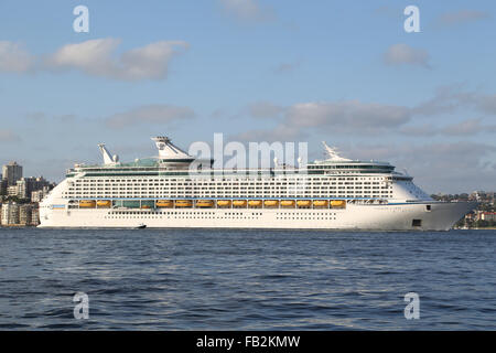 Sydney, Australie. 8 janvier 2016. Le plus grand navire de croisière à être fondée en Australie, "Voyager of the Seas' quitte Sydney sur une croisière dans le Pacifique Sud. Il est le huitième plus grand navire du monde et est exploité par Royal Caribbean International. Crédit : Richard Milnes/Alamy Live News Banque D'Images