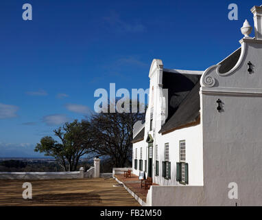 Le Manoir De Groot Constantia wine estate ferme avec vue sur les vignes et False Bay dans la distance. Banque D'Images