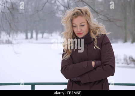 Femme triste en hiver Banque D'Images