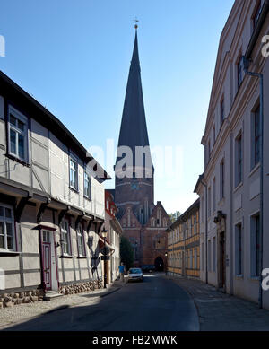 Salzwedel, Jenny-Marx-Straße mit Turm der Marienkirche von Norden Banque D'Images