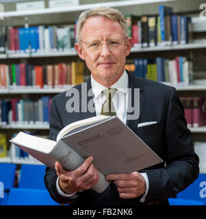 Munich, Allemagne. 8 janvier, 2016. Gestionnaire de projet de l'édition de la version annotée de 'Hitler, Mein Kampf - une édition critique', Christian Hartmann (R), est titulaire d'un des deux volumes de l'édition dans ses mains après une conférence de presse à l'Institut fuer Zeitgeschichte" (Institut pour l'histoire contemporaine) . L'institut est de présenter le jour de la publication, l'édition annotée de l'original 1924 publication de la brochure inflammatoire 'Mein Kampf', écrit par Adolf Hitler national-socialiste. Dpa : Crédit photo alliance/Alamy Live News Banque D'Images