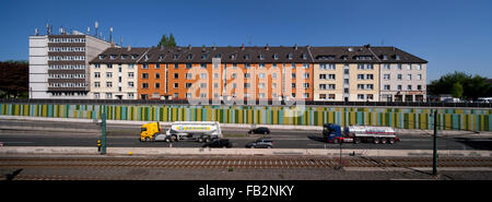 Essen-Frohnhausen, Blick über die A40 auf die Wohnhäuser in Höhe der Meißener Straße, Tanklastwagen und Straßenbahn Banque D'Images