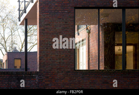 Haus Lange de Krefeld, Museen und Haus Esters, zwischen 1928 und 1930 von Ludwig Mies van der Rohe, als Wohnhaus erbaut, Terrasse von Haus Esters im Vordergrund, dahinter Haus Lange Banque D'Images