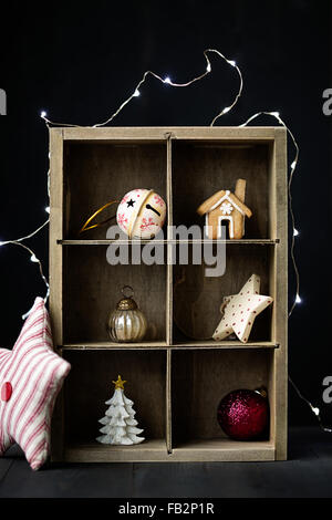 Les boules de Noël sur un plateau en bois Banque D'Images