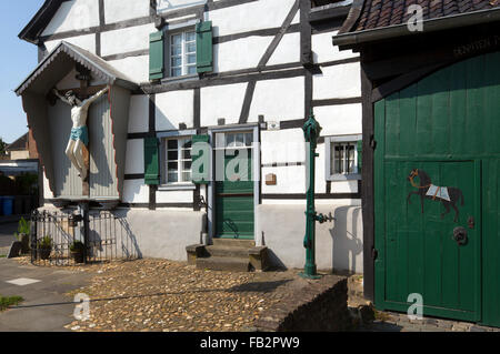 Erftstadt-Bliesheim Fachwerkhaus mit Bildstock, Banque D'Images