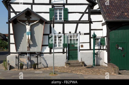 Erftstadt-Bliesheim Fachwerkhaus mit Bildstock, Banque D'Images