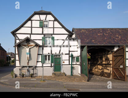 Erftstadt-Bliesheim Fachwerkhaus mit Bildstock, Banque D'Images