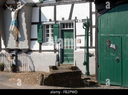 Erftstadt-Bliesheim Fachwerkhaus mit Bildstock, Banque D'Images