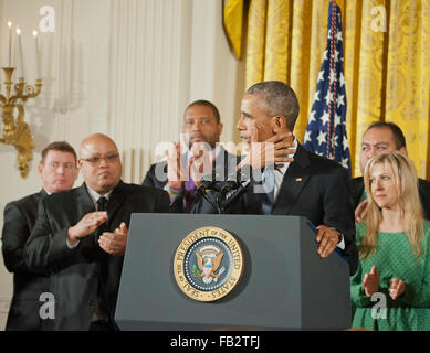 Janvier 5,2016 - Washington,DC, United States : le président Barack Obama tient une conférence de presse pour discuter de sa nouvelle politique concernant les armes à feu à la Maison Blanche. Obama essuie les larmes qu'il prend un monent de composer lui-même au cours de sa conférence de presse. Il est rejoint par le Vice-président Joe Biden sur scène. Patsy Lynch/Alamy Banque D'Images