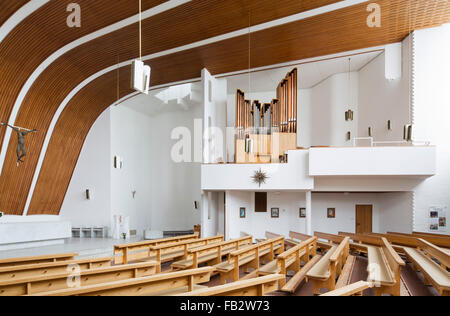 Wolfsburg, Heilig-Geist-Kirche, Innenraum mit Orgelempore Banque D'Images