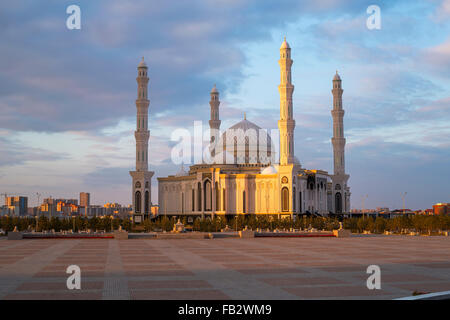 L'Asie centrale, le Kazakhstan, Astana, Hazrat La Mosquée Sultan, la plus grande en Asie centrale, au crépuscule Banque D'Images