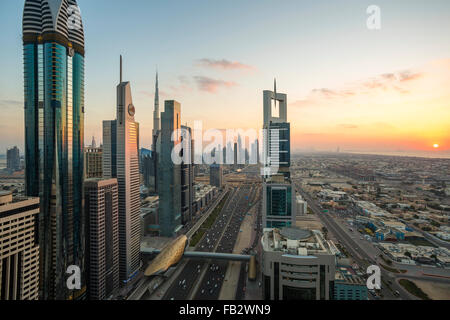 Emirats Arabes Unis, Dubaï, Sheikh Zayed Road, le trafic et les nouveaux immeubles de grande hauteur le long de la route principale de Dubaï Banque D'Images