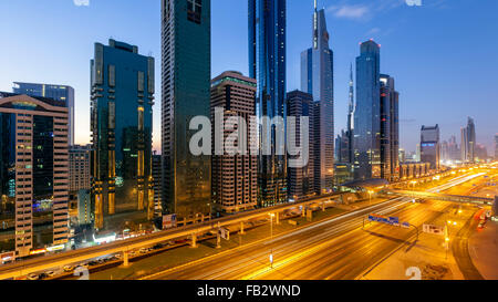 Emirats Arabes Unis, Dubaï, Sheikh Zayed Road, le trafic et les nouveaux immeubles de grande hauteur le long de la route principale de Dubaï Banque D'Images