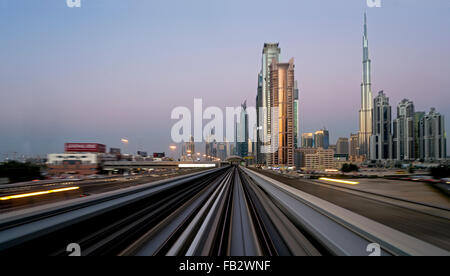 POV sur le Dubaï moderne sans conducteur de Métro ferroviaire surélevée, longeant le Sheikh Zayed Road, DUBAÏ, ÉMIRATS ARABES UNIS Banque D'Images