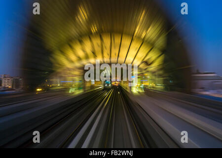 POV sur le Dubaï moderne sans conducteur de Métro ferroviaire surélevée, longeant le Sheikh Zayed Road, DUBAÏ, ÉMIRATS ARABES UNIS Banque D'Images