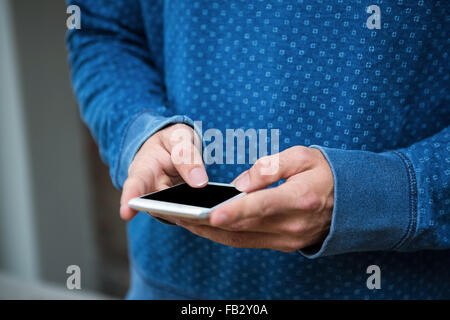 Mans la main à l'aide de téléphone intelligent Banque D'Images