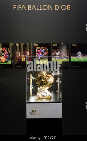 Le FIFA Ballon d'Or trophée est exposé au musée de la FIFA l'avenir à Zurich, quelques jours avant la cérémonie de remise du prix 2015. Banque D'Images