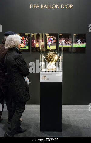 Le FIFA Ballon d'Or trophée est exposé au musée de la FIFA l'avenir à Zurich, quelques jours avant la cérémonie de remise du prix 2015. Banque D'Images