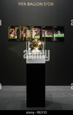 Le FIFA Ballon d'Or trophée est exposé au musée de la FIFA l'avenir à Zurich, quelques jours avant la cérémonie de remise du prix 2015. Banque D'Images