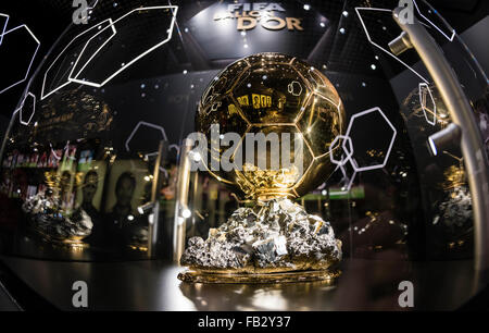 Le FIFA Ballon d'Or trophée est exposé au musée de la FIFA l'avenir à Zurich, quelques jours avant la cérémonie de remise du prix 2015. Banque D'Images