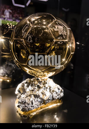 Le FIFA Ballon d'Or trophée est exposé au musée de la FIFA l'avenir à Zurich, quelques jours avant la cérémonie de remise du prix 2015. Banque D'Images