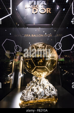 Le FIFA Ballon d'Or trophée est exposé au musée de la FIFA l'avenir à Zurich, quelques jours avant la cérémonie de remise du prix 2015. Banque D'Images