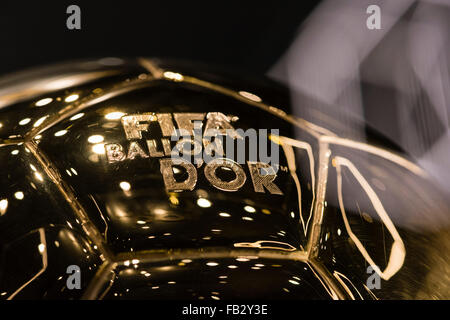 Close-up du FIFA Ballon d'Or trophée pour le meilleur joueur du monde de football (exposé au musée de la FIFA l'avenir à Zurich). Banque D'Images