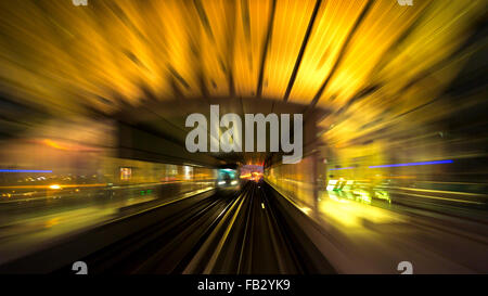 POV sur le Dubaï moderne sans conducteur de Métro ferroviaire surélevée, longeant le Sheikh Zayed Road, DUBAÏ, ÉMIRATS ARABES UNIS Banque D'Images