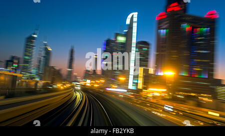 POV sur le Dubaï moderne sans conducteur de Métro ferroviaire surélevée, longeant le Sheikh Zayed Road, DUBAÏ, ÉMIRATS ARABES UNIS Banque D'Images