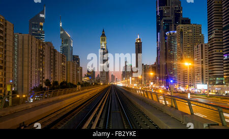 POV sur le Dubaï moderne sans conducteur de Métro ferroviaire surélevée, longeant le Sheikh Zayed Road, DUBAÏ, ÉMIRATS ARABES UNIS Banque D'Images