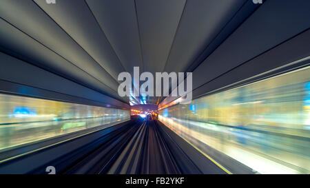 POV sur le Dubaï moderne sans conducteur de Métro ferroviaire surélevée, longeant le Sheikh Zayed Road, DUBAÏ, ÉMIRATS ARABES UNIS Banque D'Images