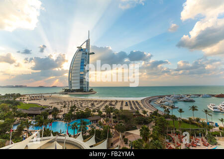 La plage de Jumeirah, Burj Al Arab, Dubai, Émirats arabes unis, Moyen Orient Banque D'Images