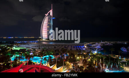 La plage de Jumeirah, Burj Al Arab, Dubai, Émirats arabes unis, Moyen Orient Banque D'Images