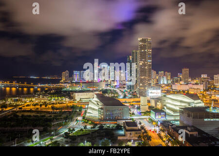 View sur Biscayne Boulevard et l'horizon de Miami, Floride, USA Banque D'Images
