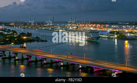 View sur MacArthur Causeway et le Port de Miami, Floride, États-Unis, le navire de croisière capitale du monde Banque D'Images