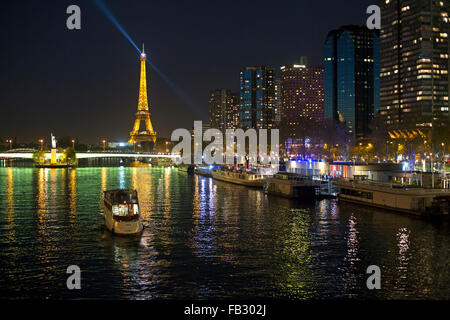 Vue de nuit sur la Seine aux bateaux et les immeubles de grande hauteur sur la rive gauche, et de la Tour Eiffel, Paris, France, Europe Banque D'Images