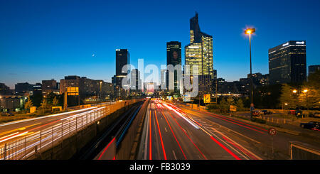 Route de Paris la nuit menant vers la Grande Arche et immeubles de bureaux modernes à la Defense, Paris, France