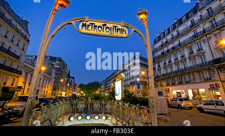 Métro Metropolitain Art déco signer la nuit, Paris, France, Europe Banque D'Images