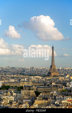 Portrait de la Tour Eiffel, la ville ensoleillée et gratte-ciel lointain La Defense, Paris, France, Europe Banque D'Images