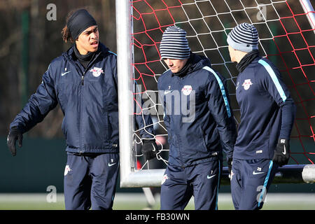 Leipzig, Allemagne. 8 janvier, 2016. Yussuf Leipzig Poulsen (l-r), Marcel Sabitzer Stefan et Hierlaender transporter un but à travers le terrain au cours d'un entraînement de soccer club RB Leipzig in Leipzig, Allemagne, le 8 janvier 2016. Après une pause de trois semaines, l'équipe de Leipzig se prépare pour la seconde moitié de la deuxième saison de Bundesliga division actuelle. Photo : Jan Woitas/dpa/Alamy Live News Banque D'Images