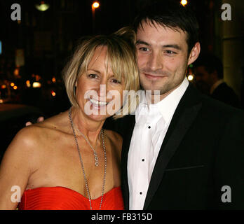 Carol McGiffin arrive pour le sort des prix à l'hôtel Europa de Belfast, vendredi, 26 mars 2010, l'Irlande du Nord. Banque D'Images