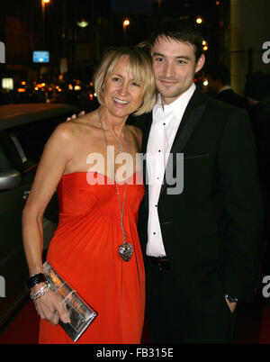 Carol McGiffin arrive pour le sort des prix à l'hôtel Europa de Belfast, vendredi, 26 mars 2010, l'Irlande du Nord. Banque D'Images