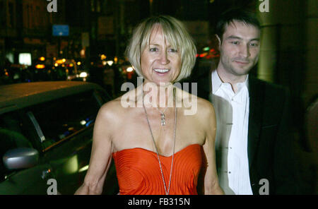 Carol McGiffin arrive pour le sort des prix à l'hôtel Europa de Belfast, vendredi, 26 mars 2010, l'Irlande du Nord. Banque D'Images