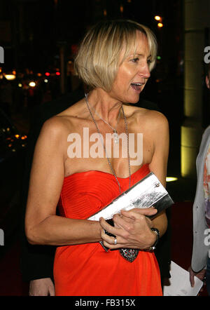 Carol McGiffin arrive pour le sort des prix à l'hôtel Europa de Belfast, vendredi, 26 mars 2010, l'Irlande du Nord. Banque D'Images