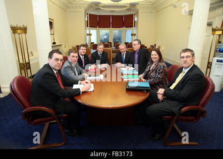 Six membres de l'Assemblée - trois de la DUP et trois de Sinn Fein rencontrez pour la première fois d'examiner la question de la parade. (De gauche à droite) Stephen Moutray, Nelson McCausland, Jeffrey Donaldson du DUP, (présidé par) La Première Ministre de l'Irlande du Nord Peter Robinson et Martin McGuinness, vice-premier ministre, rencontrez Gerry Kelly, Michelle Gildernew et John O'Dowd de Sinn Fein à Stormont Castle, de Stormont, à Belfast, Feb 9th, 2010. Ce nouveau corps défilent a jusqu'au 23 février pour présenter des résultats agréés capable d'atteindre le support de la communauté et essayer de trouver un moyen de dea Banque D'Images