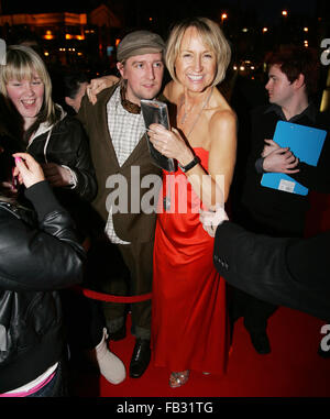 Carol McGiffin arrive pour le sort des prix à l'hôtel Europa de Belfast, vendredi, 26 mars 2010, l'Irlande du Nord. Banque D'Images