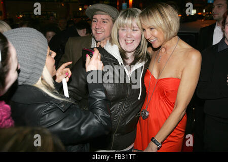 Carol McGiffin arrive pour le sort des prix à l'hôtel Europa de Belfast, vendredi, 26 mars 2010, l'Irlande du Nord. Banque D'Images